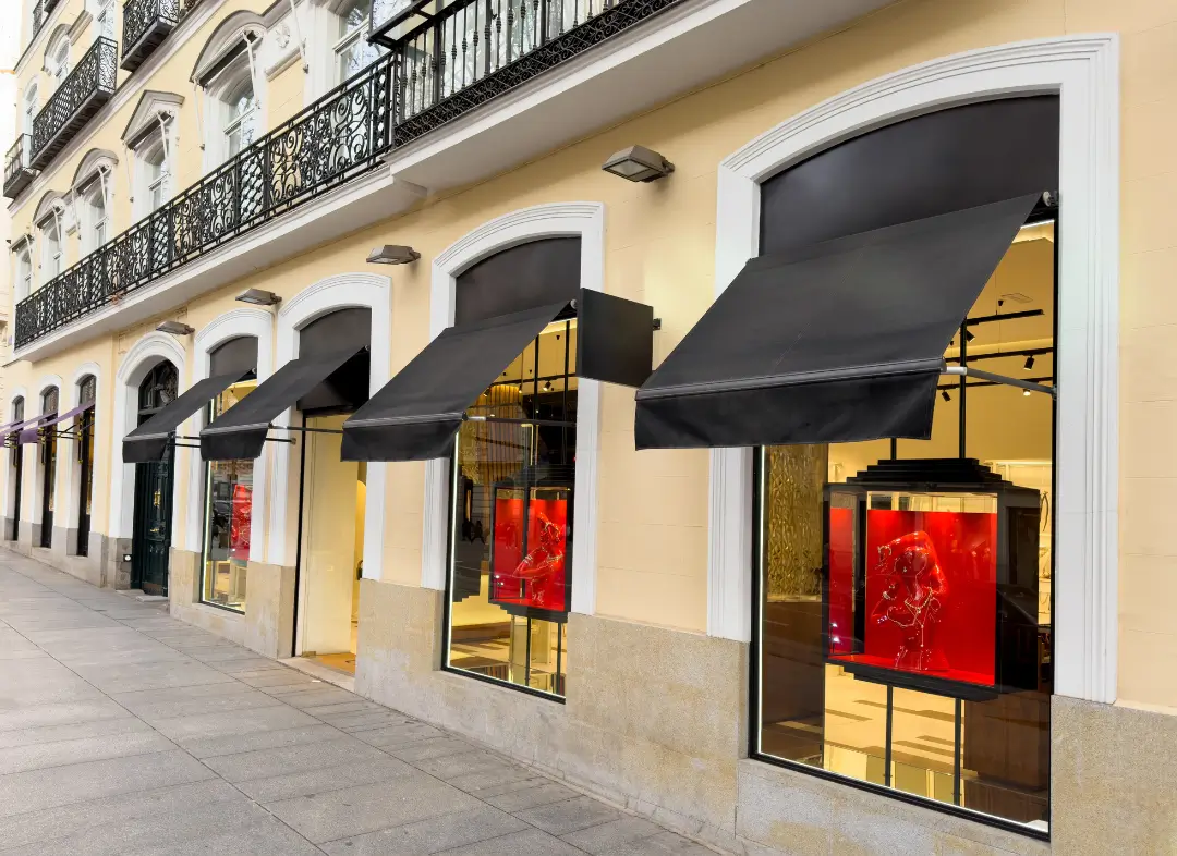 Façade vitrine de magasin en aluminium sur mesure à Sorgues